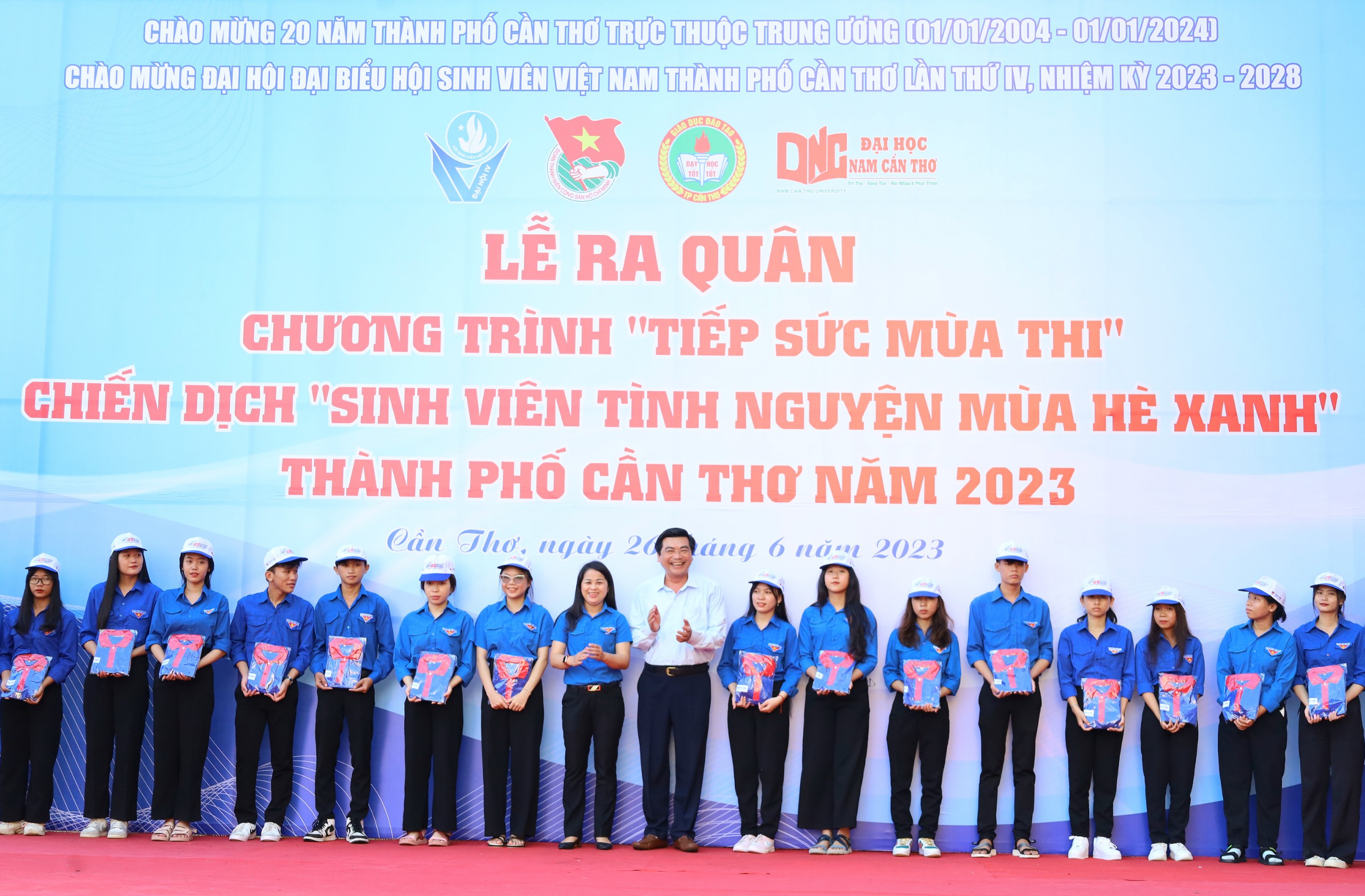 Ông Trần Thanh Bình - Giám đốc Sở Giáo dục và Đào tạo TP. Cần Thơ và chị Lư Thị Ngọc Anh - Bí thư Thành đoàn Cần Thơ trao nón và áo cho các bạn thanh niên tình nguyện.