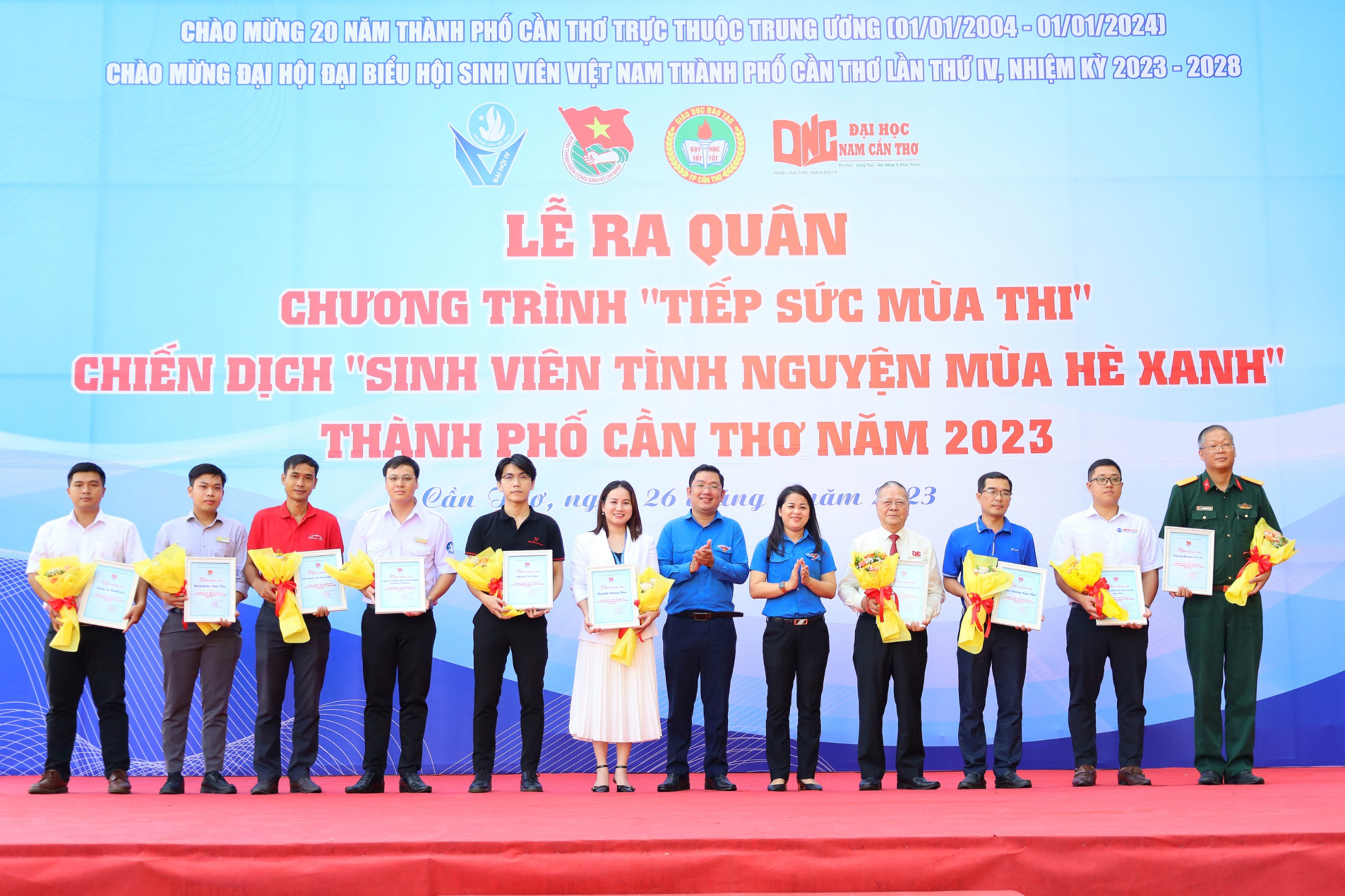 Chị Lư Thị Ngọc Anh - Bí thư Thành đoàn Cần Thơ và anh Lâm Văn Tân - Phó Bí thư Thành đoàn Cần Thơ trao hoa và thư cám ơn cho các đơn vị tài trợ, đồng hành cùng chương trình.