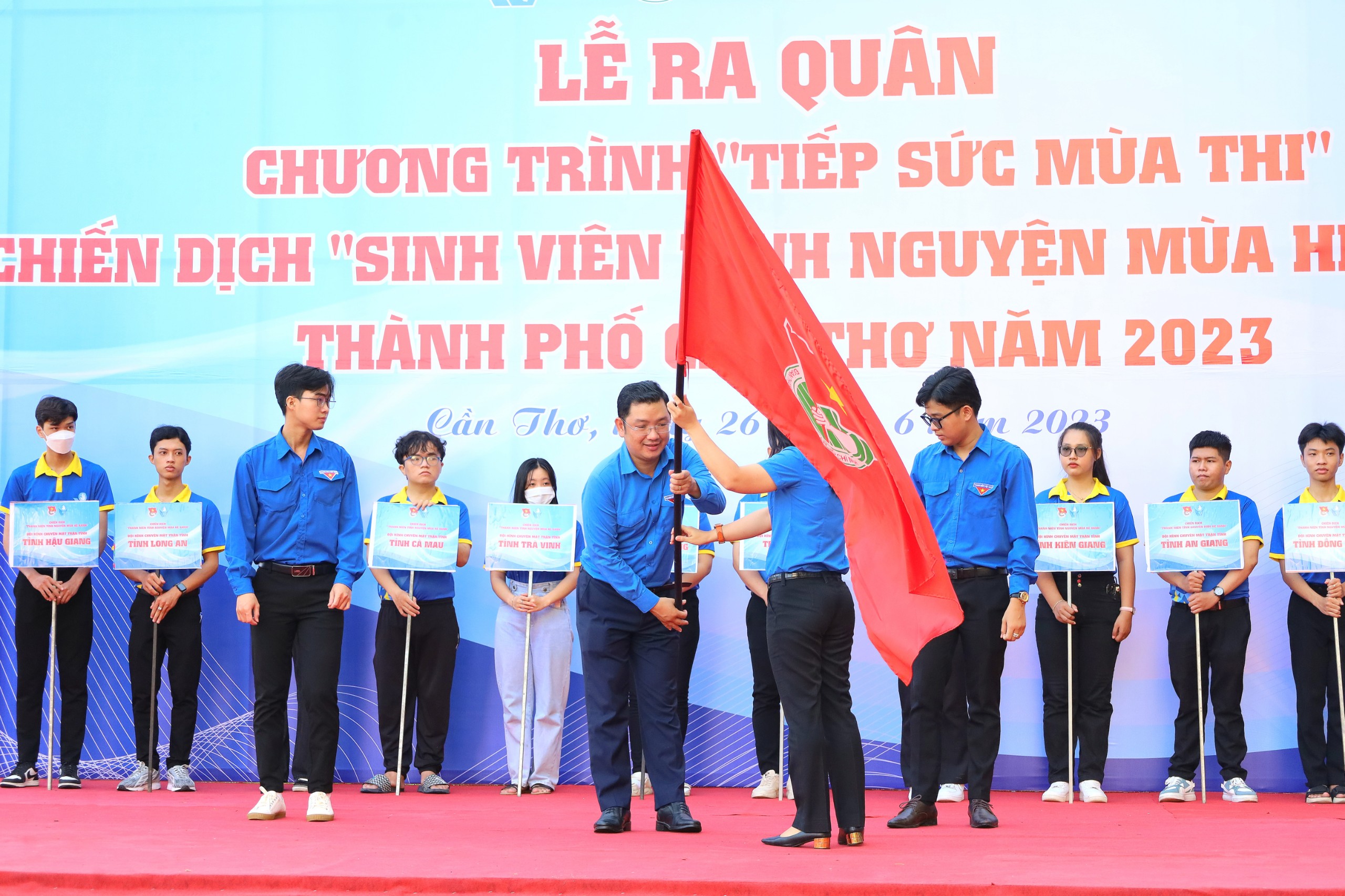 Chị Lư Thị Ngọc Anh - Bí thư Thành đoàn Cần Thơ trao cờ xuất quân cho anh Lâm Văn Tân - Phó Bí thư Thành đoàn Cần Thơ.