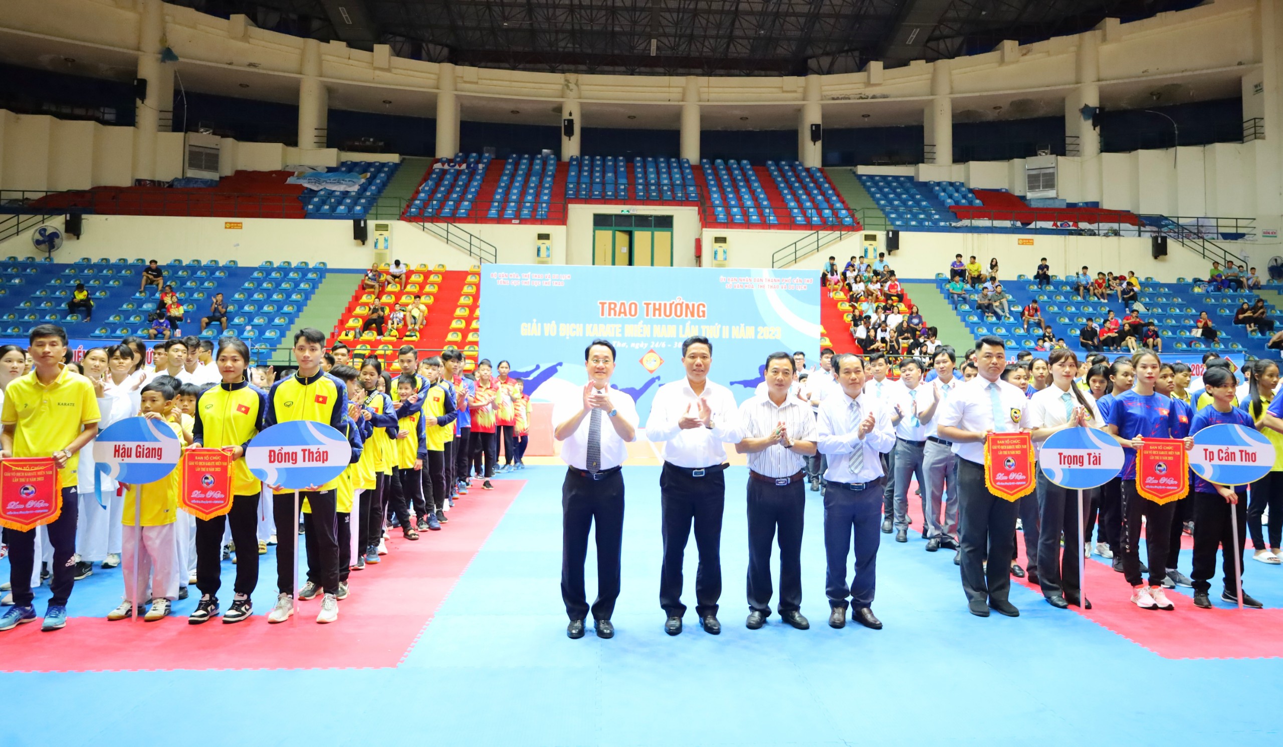 Các đại biểu tặng cờ lưu niệm cho các đoàn tham dự Giải Vô địch Karate miền Nam lần thứ II năm 2023.