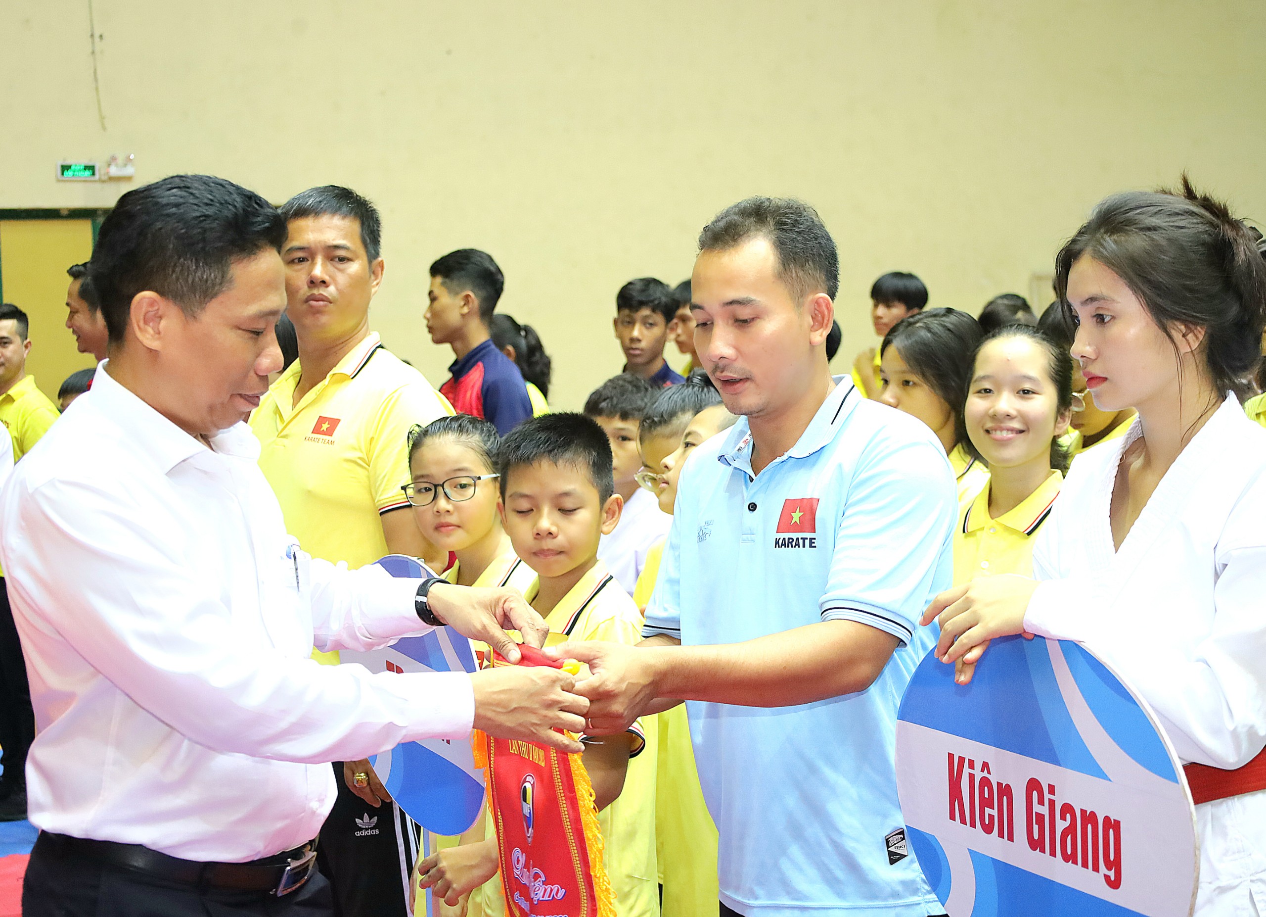 Ông Nguyễn Thực Hiện - Phó Chủ tịch UBND TP. Cần Thơ trao cờ lưu niệm cho các đoàn tham dự giải.