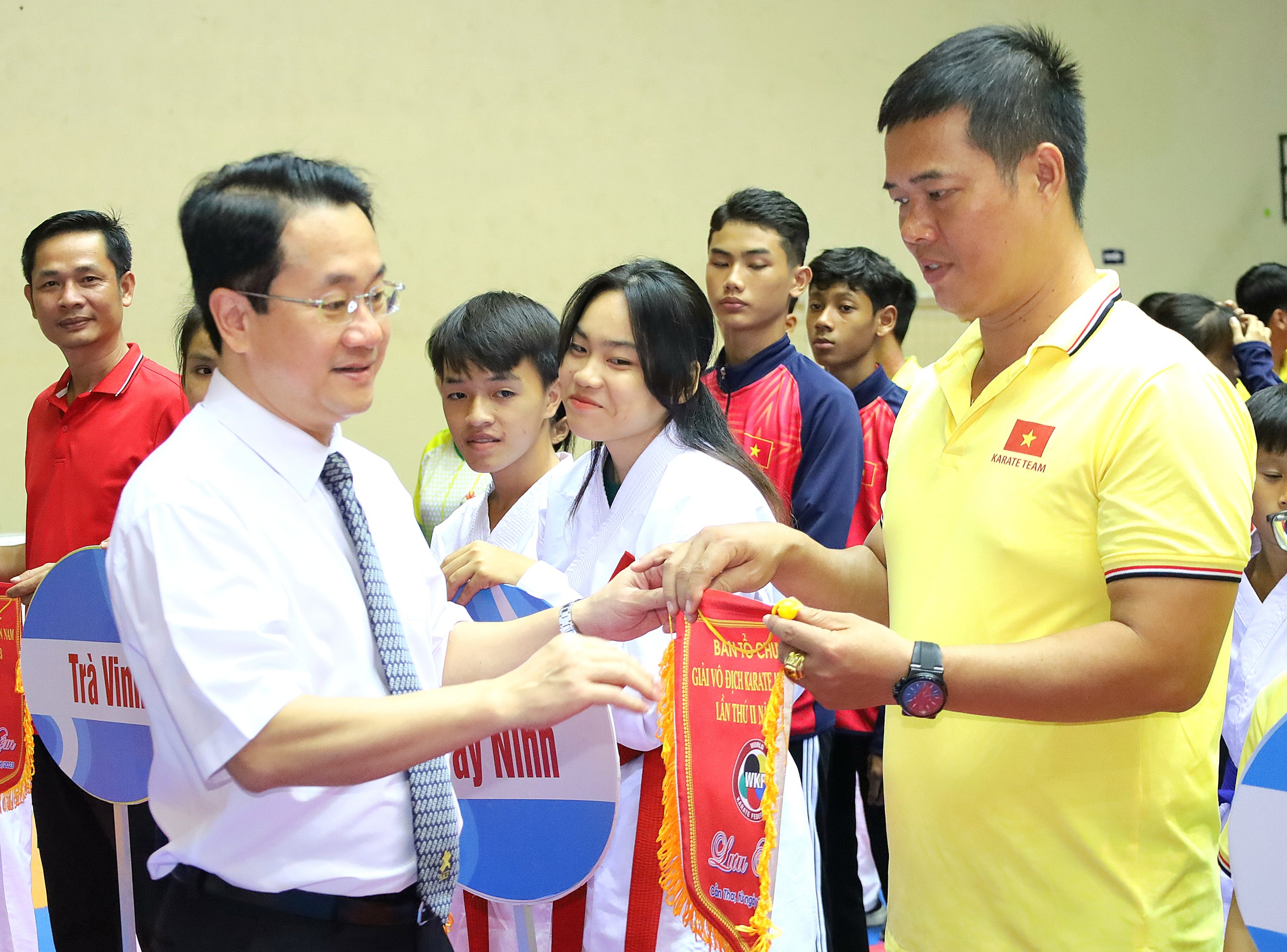 Ông Vũ Sơn Hà - Chủ tịch Liên đoàn Karate Đông Nam Á, Phục trách môn Karate Tổng Cục TDTT trao cờ lưu niệm cho các đoàn tham dự giải.