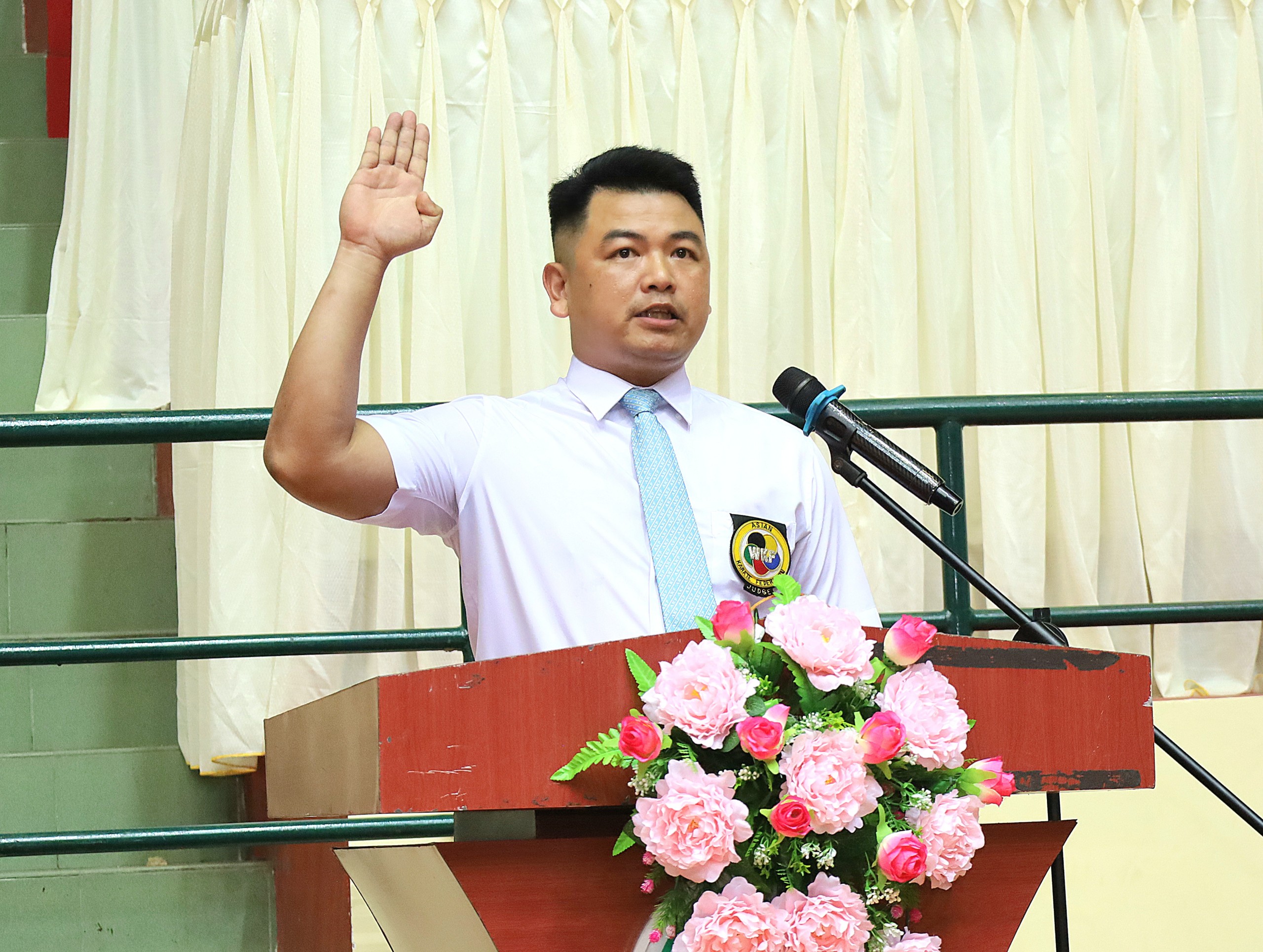 Trọng tài Võ Tấn Đạt đại diện lực lượng trọng tài tuyên thệ.