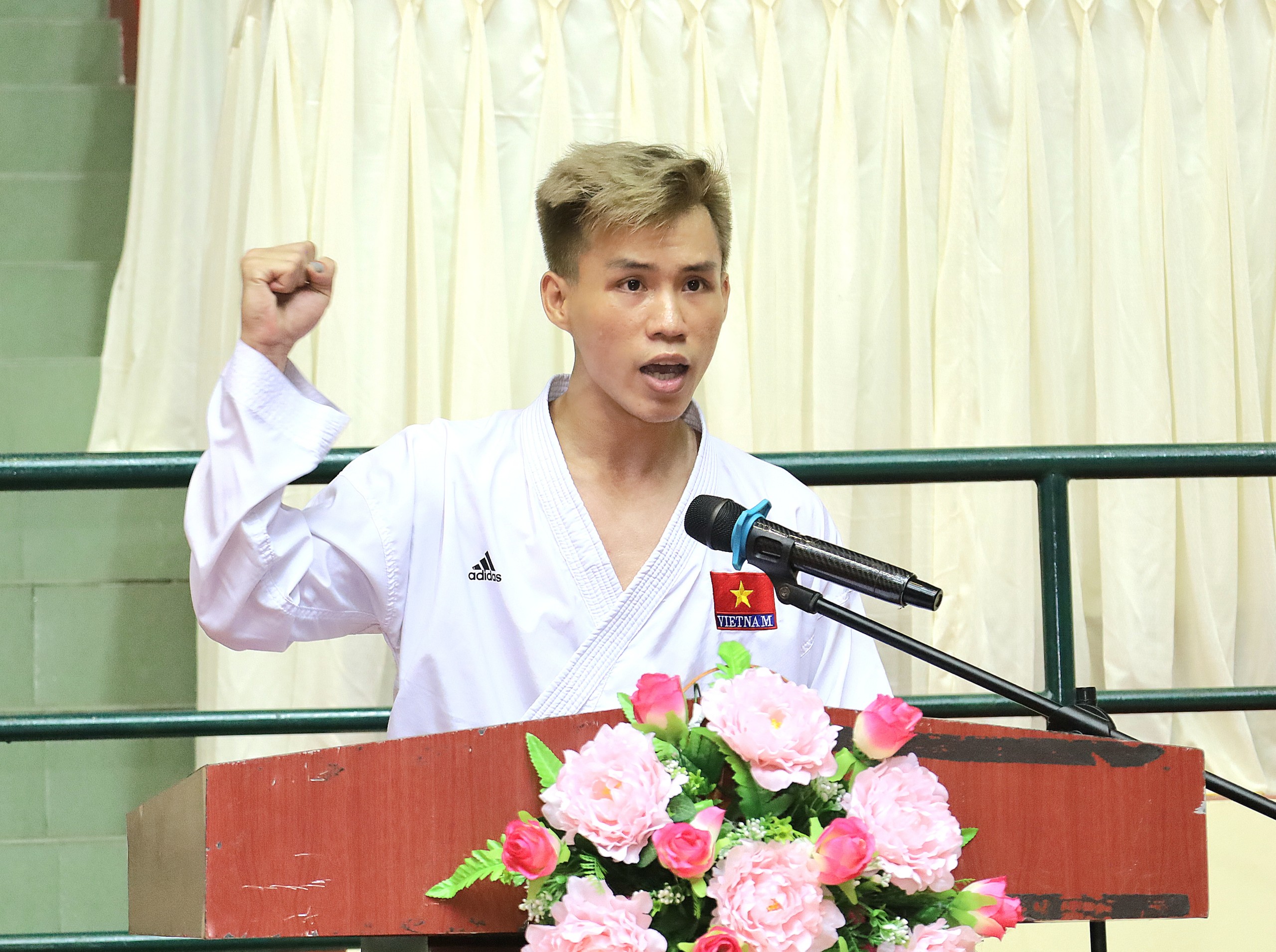 Vận động viên Võ Văn Hiền đại diện các vận động viên tham dự giải phát biểu hạ quyết tâm.