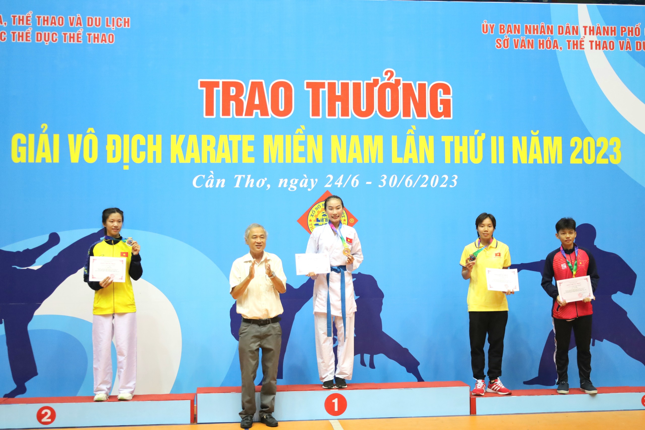 Ông Hứa Tấn Bảo - Phó Giám đốc Trung tâm TDTT TP. Cần Thơ trao huy chương cho các vận động viên.