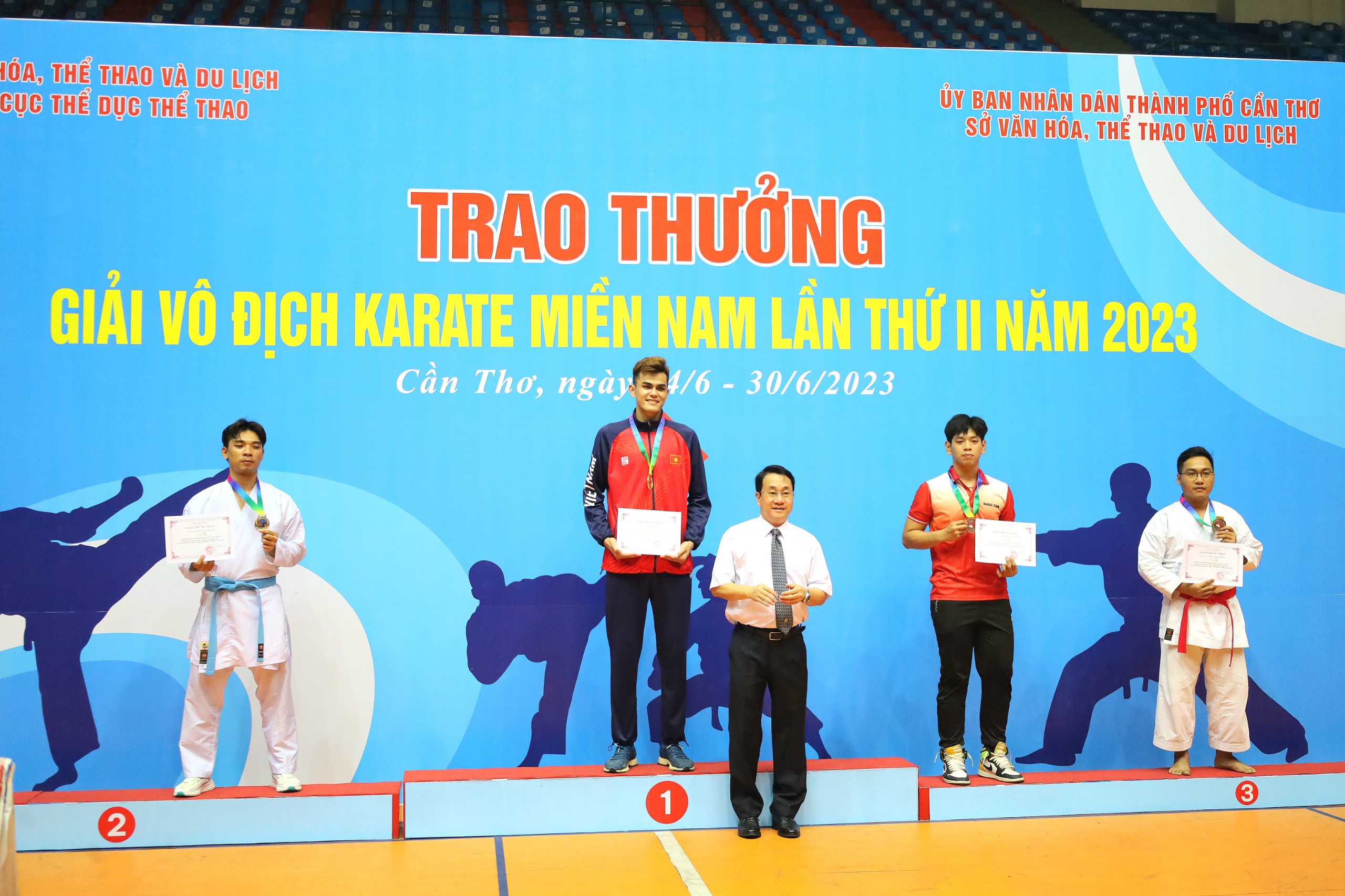 Ông Vũ Sơn Hà - Chủ tịch Liên đoàn Karate Đông Nam Á, Phục trách môn Karate Tổng Cục TDTT trao huy chương cho các vận động viên.
