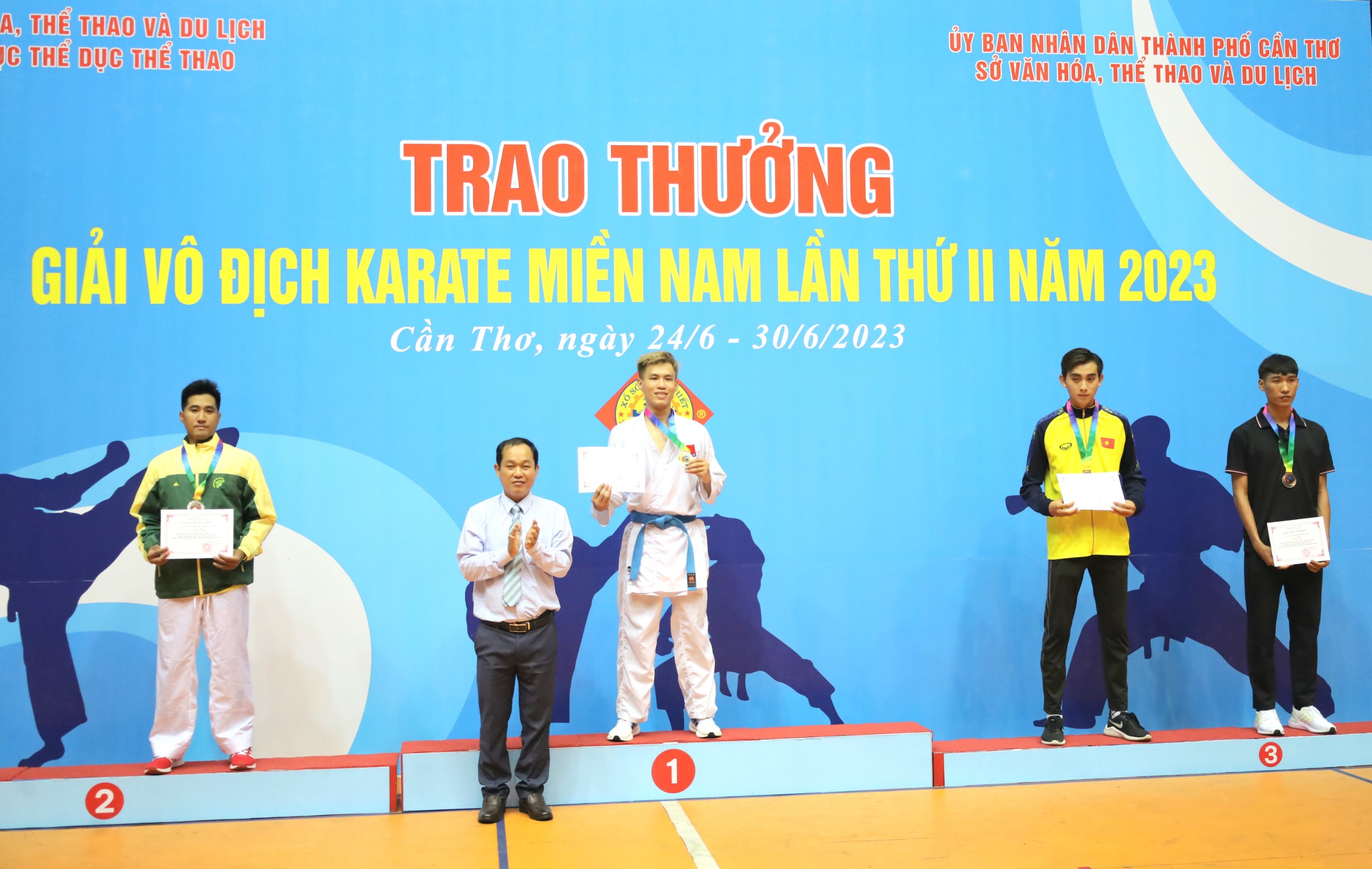 Ông Trương Công Quốc Việt – Phó Giám đốc Sở Văn hóa, Thể thao và Du lịch TP. Cần Thơ trao huy chương cho các vận động viên.