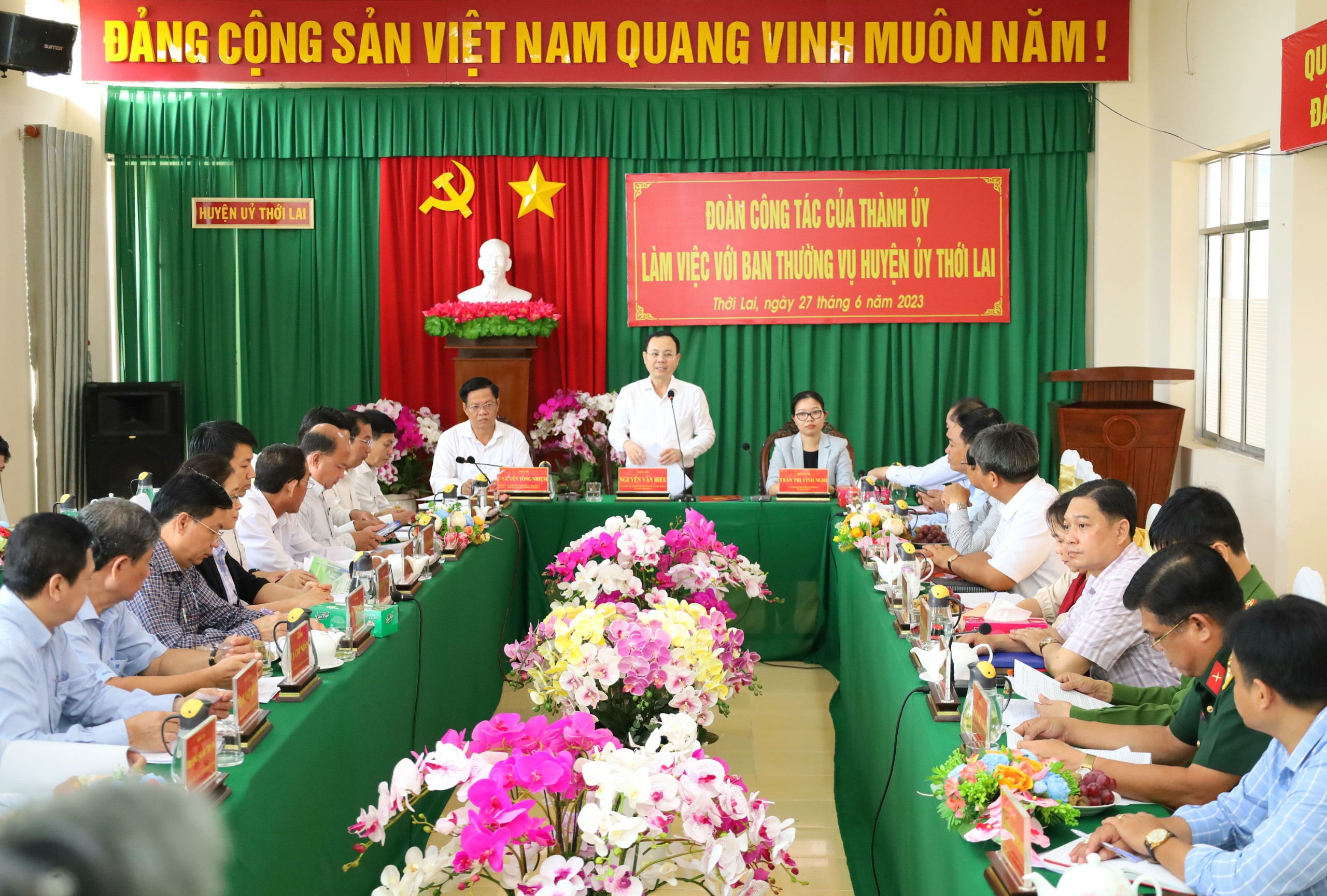 Ông Nguyễn Văn Hiếu - Ủy viên dự khuyết Ban Chấp hành Trung ương Đảng, Bí thư Thành ủy Cần Thơ làm việc với Ban thường vụ Huyện ủy Thới Lai.