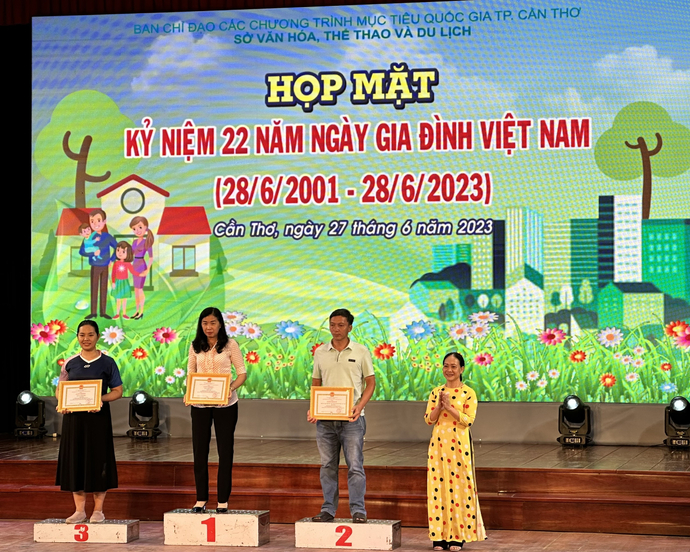 Bà Văn Ngọc Hà - Phó Trưởng Ban Tổ chức Thành ủy trao giải Bóng chuyền hơi cho các đơn vị đạt giải.