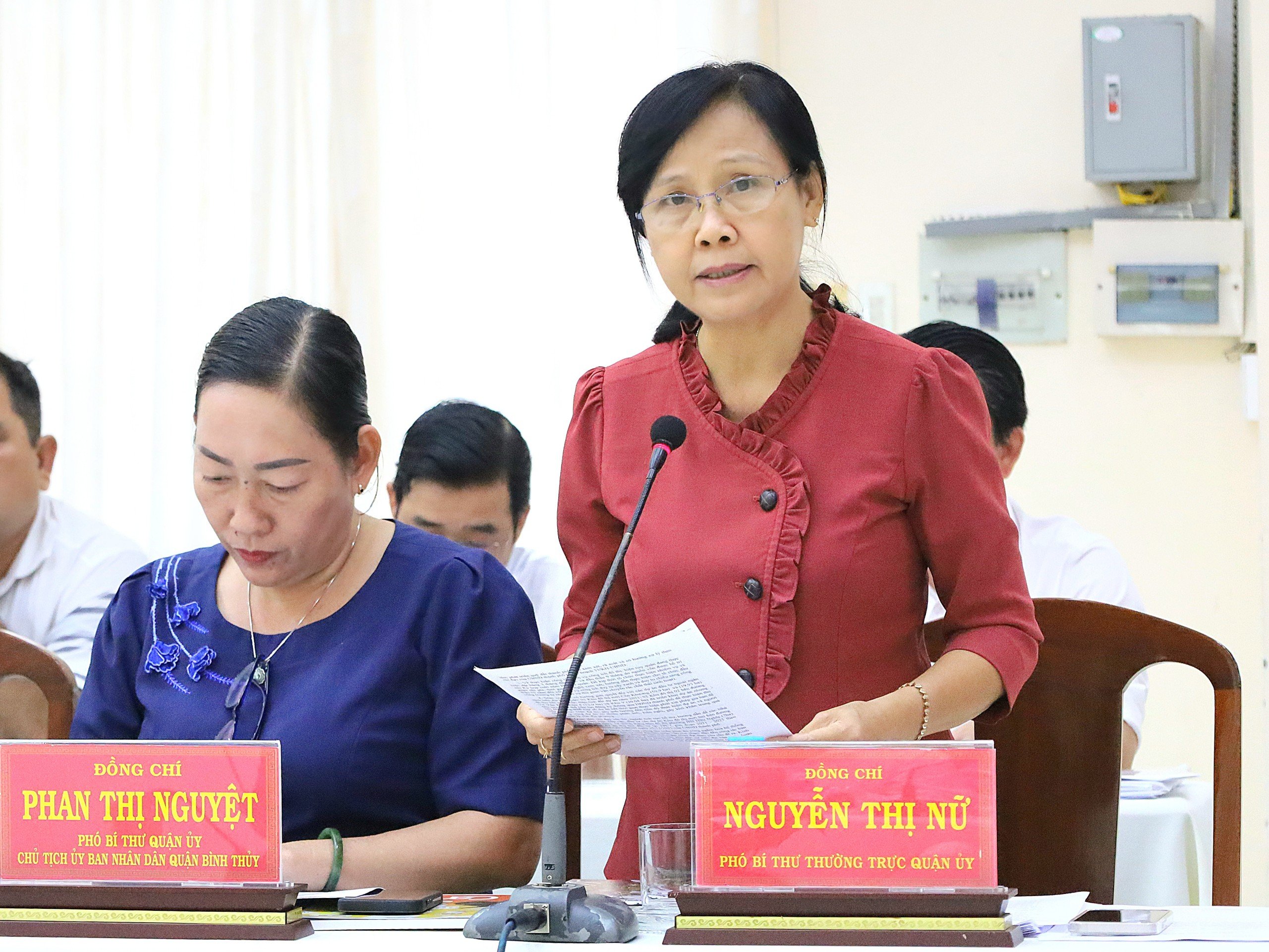 Bà Nguyễn Thị Nữ - Phó Bí thư Thường trực Quận ủy Bình Thủy đọc báo cáo về tình hình thực hiện nhiệm vụ 6 tháng đầu năm tại buổi làm việc.