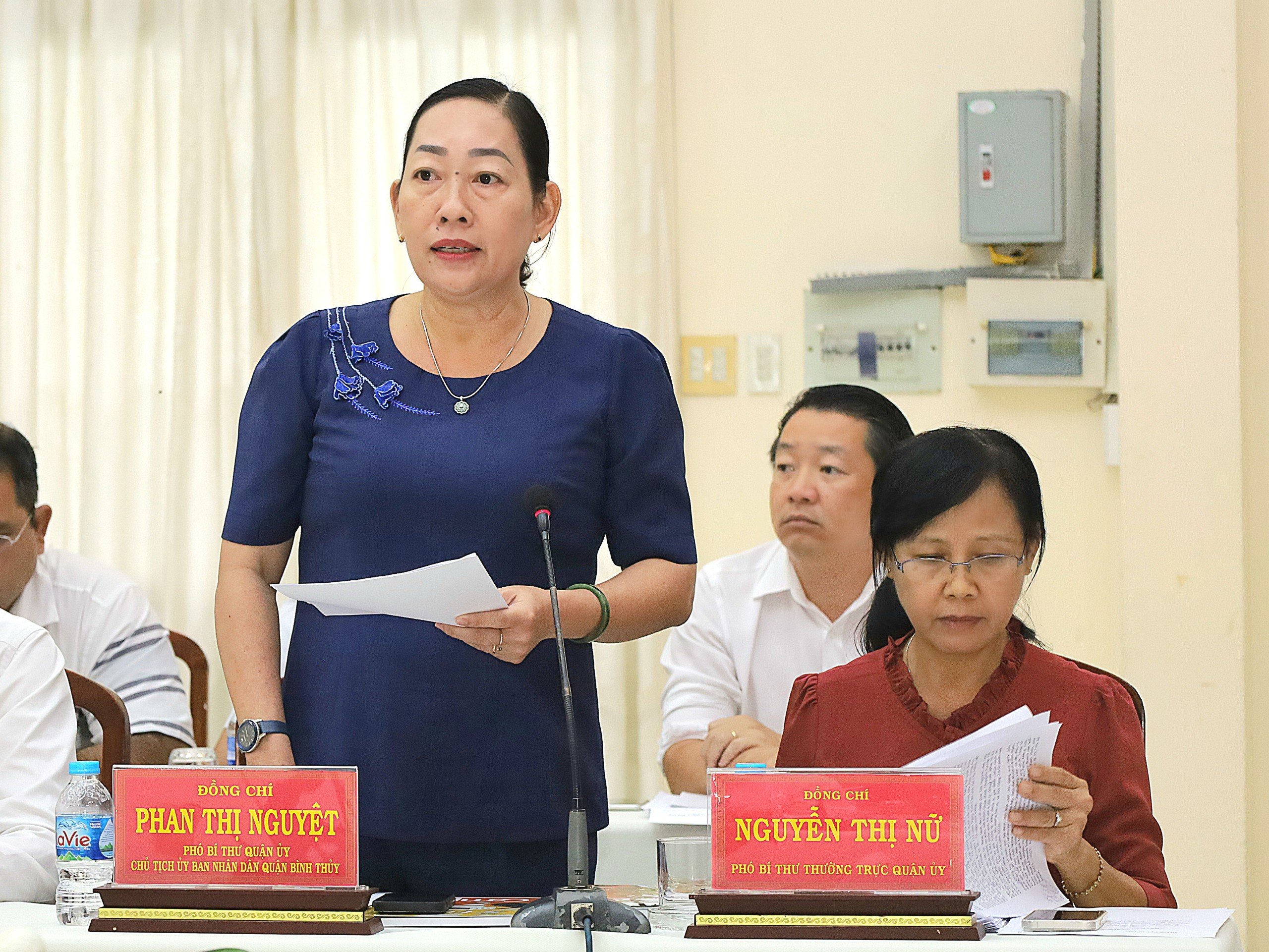 Bà Phan Thị Nguyệt – Chủ tịch UBND quận Bình Thủy phát biểu tại buổi làm việc.
