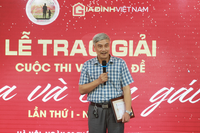 Tác giả Trần Việt Trung (Hà Nội) giải nhất cuộc thi với tác phẩm 'Giao cảm' chia sẻ tại chương trình.