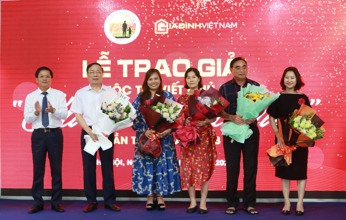 Nhà báo Hồ Minh Chiến - Tổng Biên tập Tạp chí Gia đình Việt Nam tặng hoa tri ân các cơ quan, đơn vị, doanh nghiệp đồng hành cùng cuộc thi viết 'Cha và con gái'