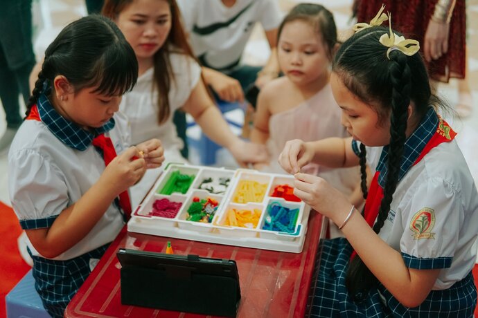 Buổi trải nghiệm thu hút gần 100 học sinh đến tham gia. Ngoài ra, công ty còn mở hơn 10 khóa học cho hơn 100 học viên trong độ tuổi từ 6 - 10 tuổi.