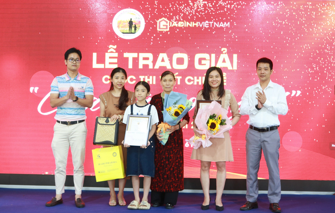 Tác giả nhỏ tuổi nhất (10 tuổi), Ngô Ngọc Bảo nhận giải từ BTC cuộc thi