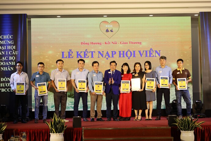 Ban Điều hành CLB BCCU trao giấy chứng nhận Hội viên của CLB Doanh nhân Đồng Hương.