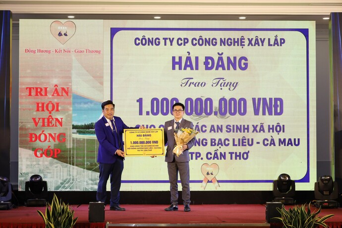 Với tiêu chí 'Đồng Hương - Kết Nối - Giao Thương' CLB Doanh nhân Đồng Hương Cà Mau – Bạc Liêu còn là CLB tiêu biểu trong công tác anh sinh xã hội. Ngân hàng thương mại cổ phần Nam Á và Công ty Cổ phần Công nghệ xây lắp Hải Đăng trao tặng quà trong đại hội.