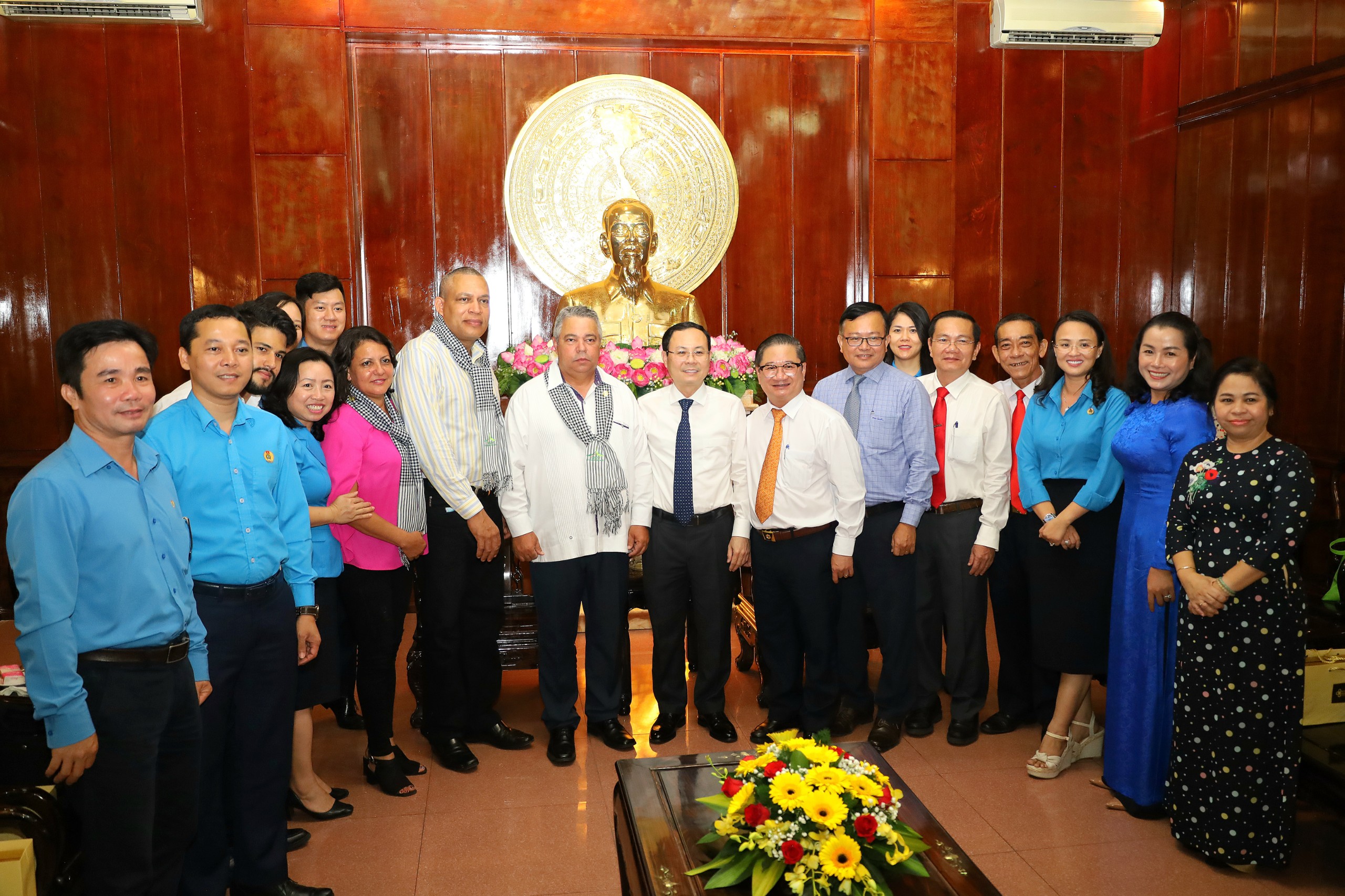 Các đại biểu chụp hình lưu niệm tại buổi tiếp đón Đoàn đại biểu cấp cao Trung tâm Những Người lao động Cuba đến thăm TP. Cần Thơ.