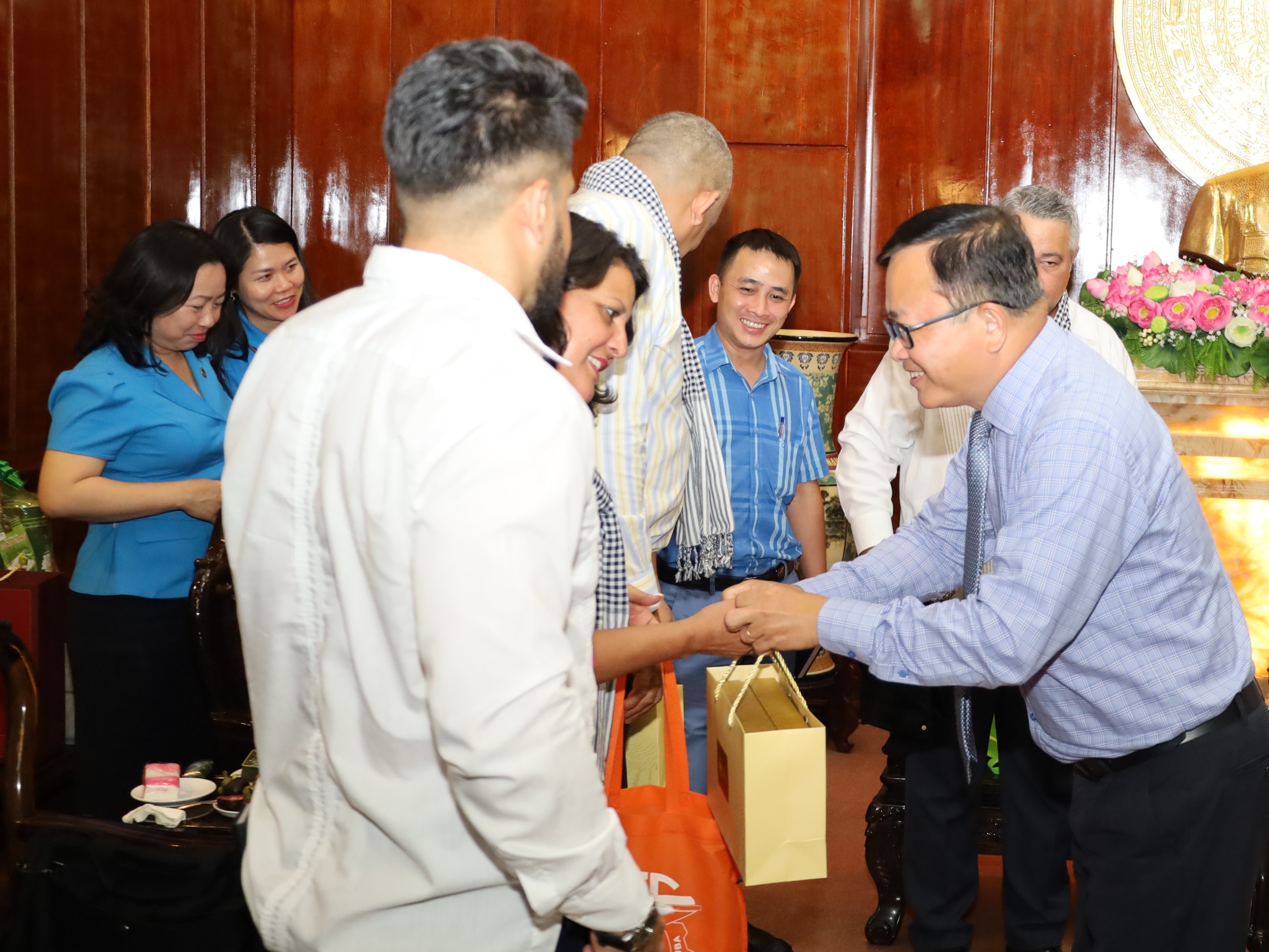 Ông Nguyễn Trung Nhân – UV BTV Thành ủy, Chủ tịch UB MTTQ Việt Nam TP. Cần Thơ tặng quà cho các vị khách đến từ Cuba.
