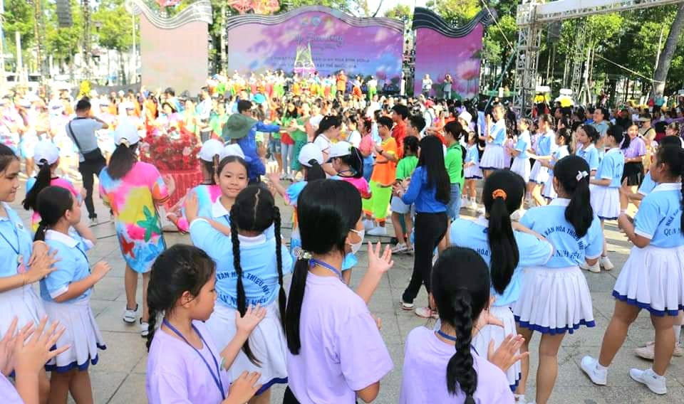 Hơn 2.000 cháu thiếu nhi tham gia Liên hoan Búp sen hồng khu vực phía Nam đến từ 27 tỉnh, thành tham gia đồng diễn múa Rom Vong tại tỉnh Sóc Trăng.