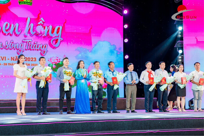 Anh Nguyễn Bửu Nghi (thứ ba từ trái vào) – CEO của BIGSUN GROUP nhận kỷ niệm chương và hoa cảm ơn từ Tỉnh đoàn Sóc Trăng, Trưởng Ban tổ chức Liên hoan.