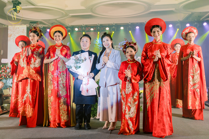 Bà Nguyễn Thị Kim Ngân - PGĐ Công ty TNHH DV Truyền thông & GP Marketing Mekong Pro - Trưởng ban tổ chức Cần Thơ Wedding Fair 2023 trao hoa tri ân cho NTK Việt Hùng.
