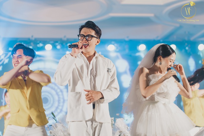 Màn song ca ngọt ngào của bộ đôi ca sĩ Hải Đường - Vũ Anh Tuấn kết hợp minh họa từ vũ đoàn Lee Lee mang 'Cần Thơ Wedding Fair 2023' lạc vào xứ sở tình yêu.