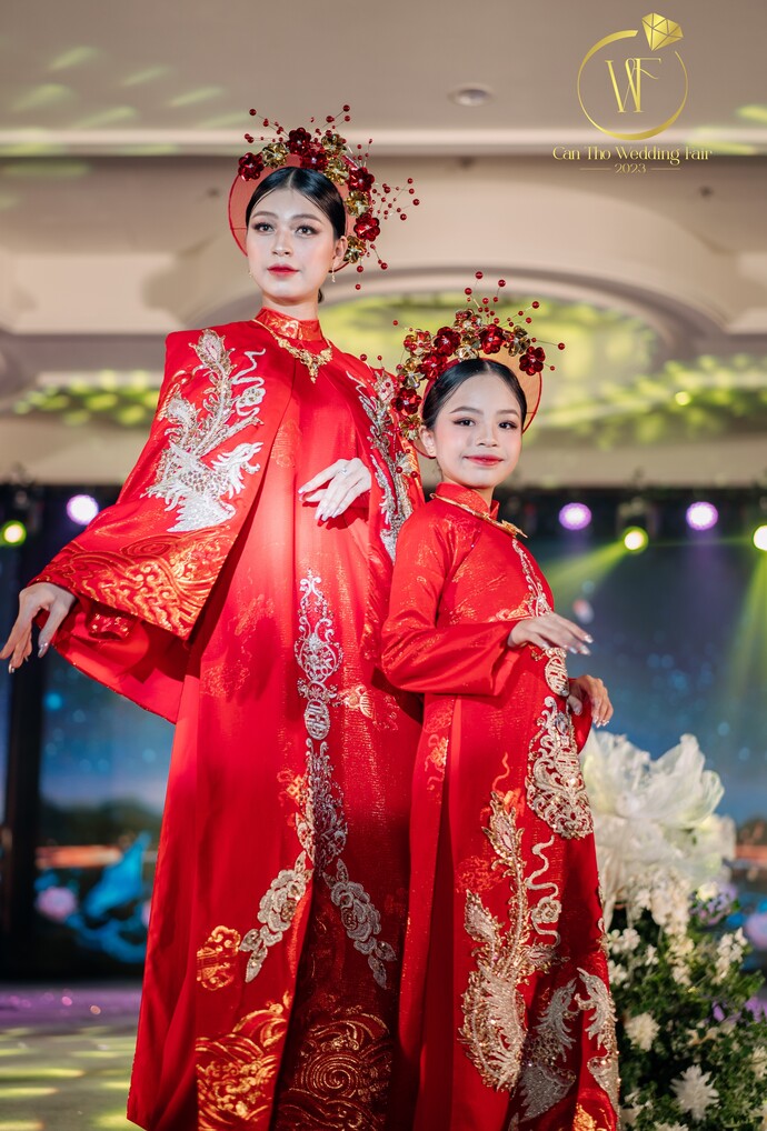 Trải qua bao thăng trầm của cuộc sống, những chiếc áo dài cưới xưa nay đã xuất hiện với một diện mạo xinh xắn và hiện đại hơn. Tuy nhiên, thiết kế từ NTK Việt Hùng vẫn đưa người xem cảm nhận được sự tiếp nối nét đẹp văn hóa truyền thống của người Việt bao đời.