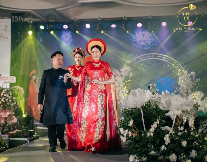 Với NTK Việt Hùng, mỗi chiếc áo dài cưới truyền thống luôn truyền vào con người Việt Nam một niềm tự hào, yêu thương quê hương, dân tộc. Chiếc áo dài cưới truyền thống không những biểu hiện cho sự may mắn, cho tình yêu chớm nở, cho duyên lứa kết tình, mà còn biểu hiện cho cội nguồn bản sắc dân tộc.