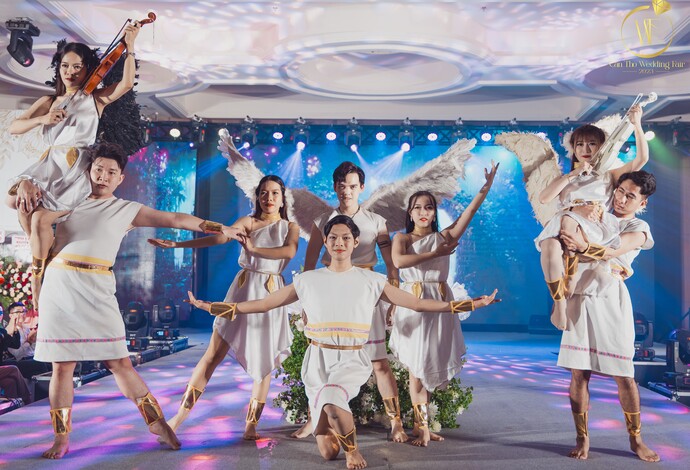 Nhiều câu chuyện tình yêu được truyền tải qua từng điệu múa của vũ đoàn Lee Lee - Nhà tài trợ đồng hành xuyên suốt chương trình, mang bao cả xúc thiêng liêng về tình yêu đôi lứa.