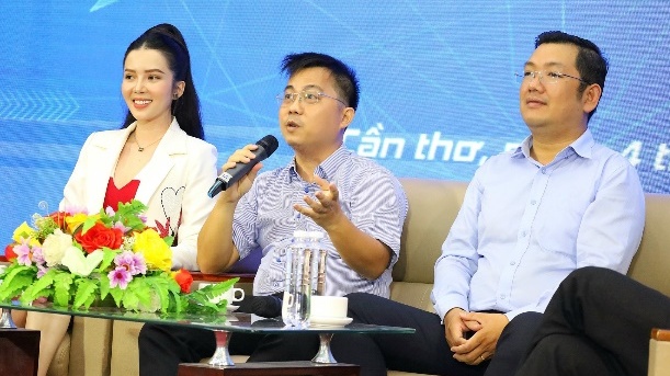 Ông Lê Châu Thanh – Giám đốc Công ty TNHH MTV Thương mại dịch vụ Du lịch Tốc Hành, cựu sinh viên lớp ĐH Quản trị kinh doanh khóa 4 chia sẻ với các bạn sinh viên.