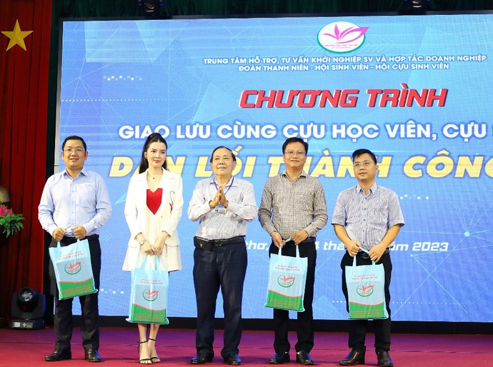 TS. Nguyễn Ngọc Minh – Bí thư Đảng ủy, Phó Hiệu trưởng Trường ĐH Tây Đô tặng quà lưu niệm cho khách mời.