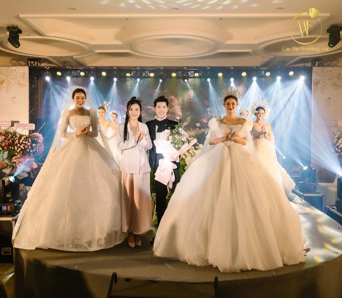 Bà Nguyễn Thị Kim Ngân - PGĐ Công ty TNHH DV Truyền thông & GP Marketing Mekong Pro - Trưởng ban tổ chức Cần Thơ Wedding Fair 2023 trao hoa tri ân cho Ông Phương Maza - Founder & CEO Maza Wedding Center.