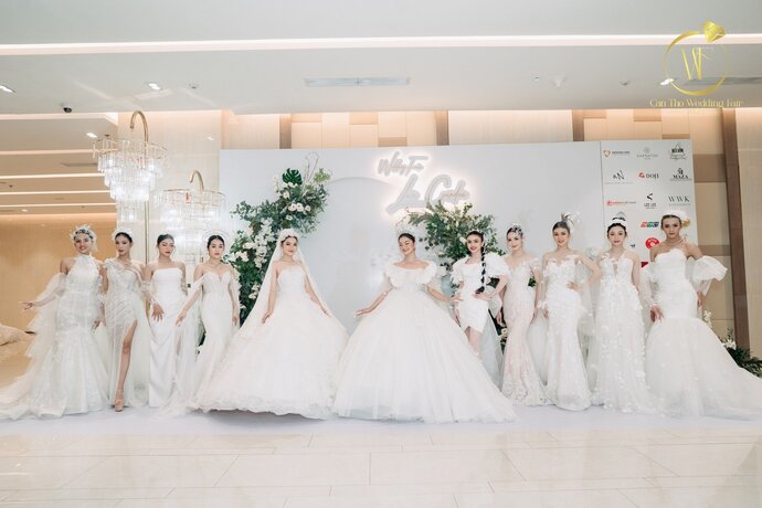 BST Love Garden đến từ Maza Wedding Center mang tone màu trắng đơn thuần, nhưng không đơn điệu và mang tính sang trọng, đẳng cấp, có sức hút nhất định trong các concept thiết kế váy cưới.