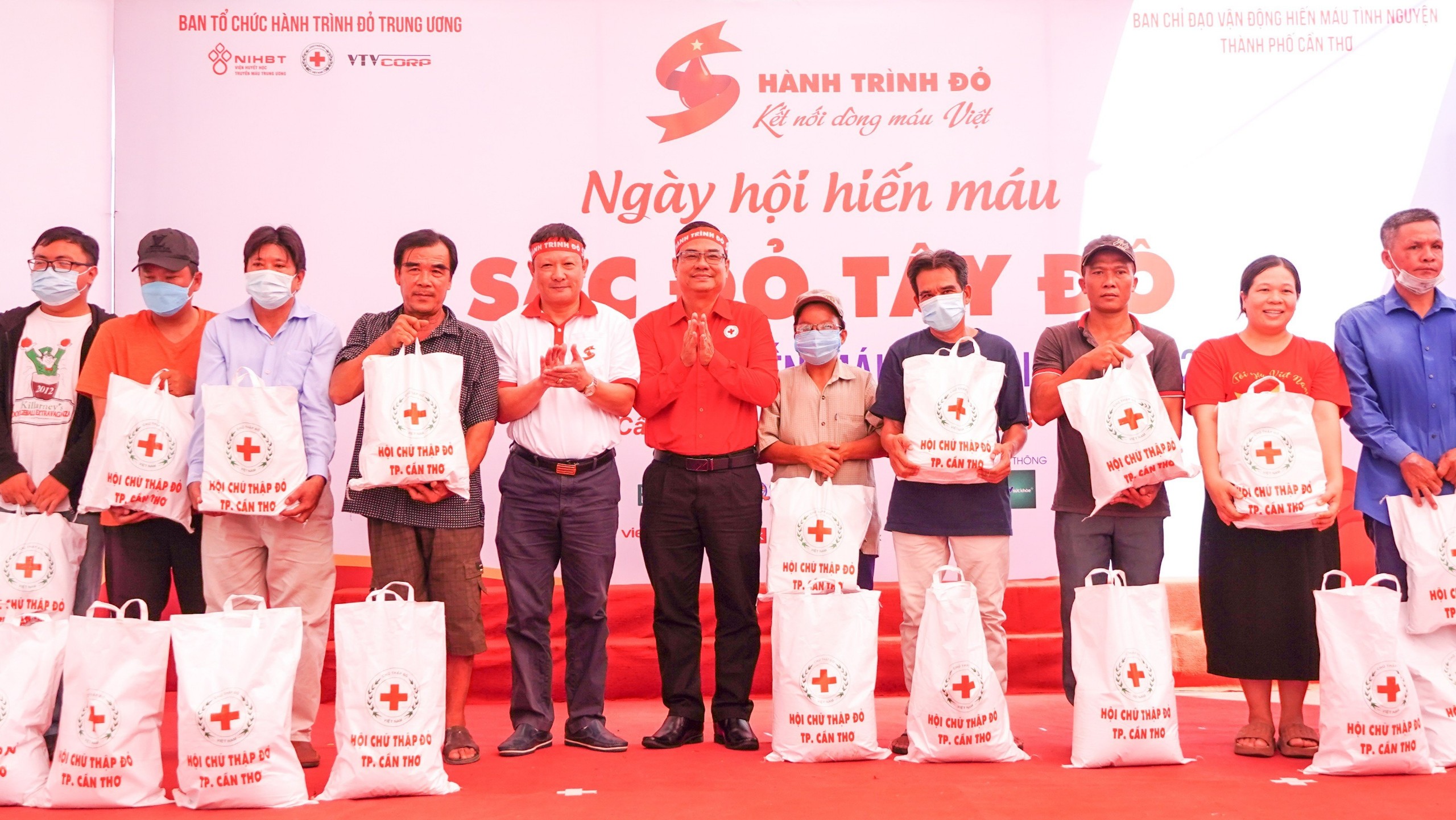 Ban tổ chức đã trao 100 phần quà cho các hộ dân có hoàn cảnh khó khăn và hộ gia đình tham gia hiến máu trên địa bàn quận Ninh Kiều và quận Bình Thủy.