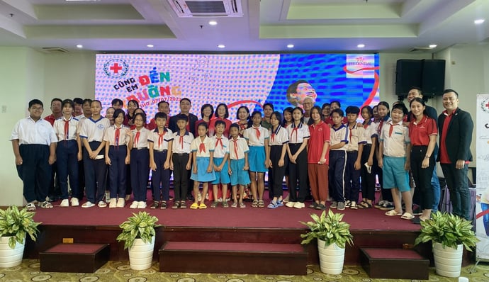 Các cán bộ, quản lí các Văn phòng Đại lý Prudential khu vực Mekong chụp ảnh lưu niệm cùng học sinh.