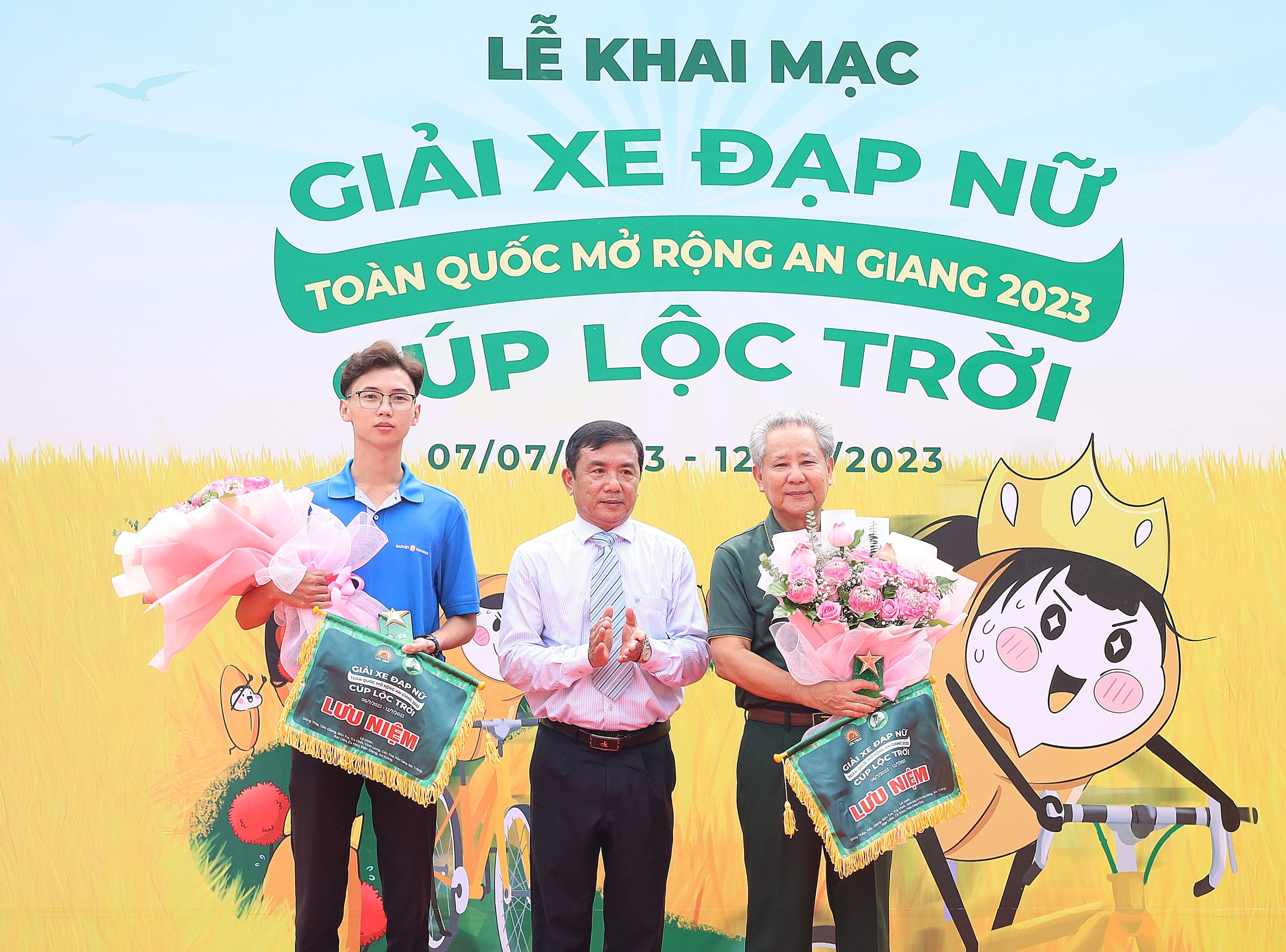 Ông Đào Sĩ Tuấn - Phó giám đốc Sở Văn hóa, Thể thao và Du lịch tỉnh An Giang trao tặng hoa và cờ lưu niệm cho đơn vị tài trợ.