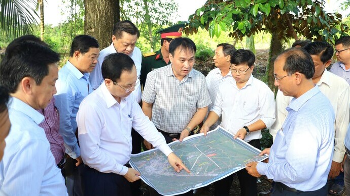 Ông Nguyễn Văn Hiếu - Ủy viên dự khuyết Ban Chấp hành Trung ương Đảng, Bí thư Thành ủy Cần Thơ kiểm tra tiến độ thực hiện dự án đường tỉnh 918 huyện Phong Điền (giai đoạn 1).