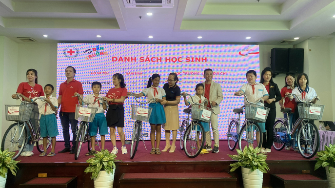 Cán bộ quản lí Văn phòng Tổng Đại lý Prudential Cần Thơ 1 trao tặng xe cho học sinh.