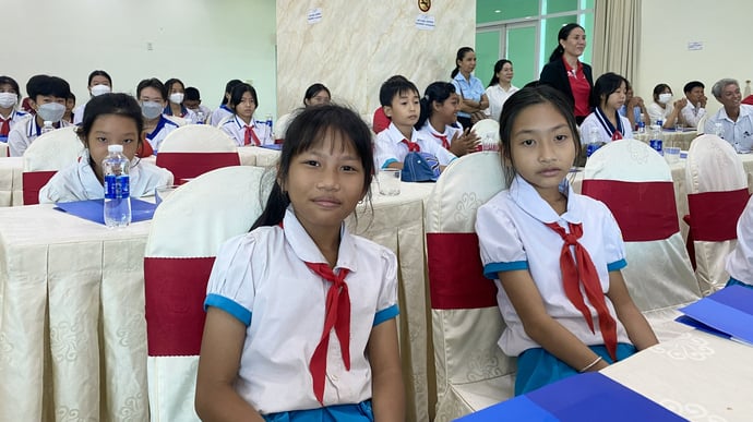 Em Đào Thị Đậm (bên trái) rất vui và biết ơn các cấp chính quyền và các cô chú ở Prudential vì món quà vô cùng ý nghĩa.