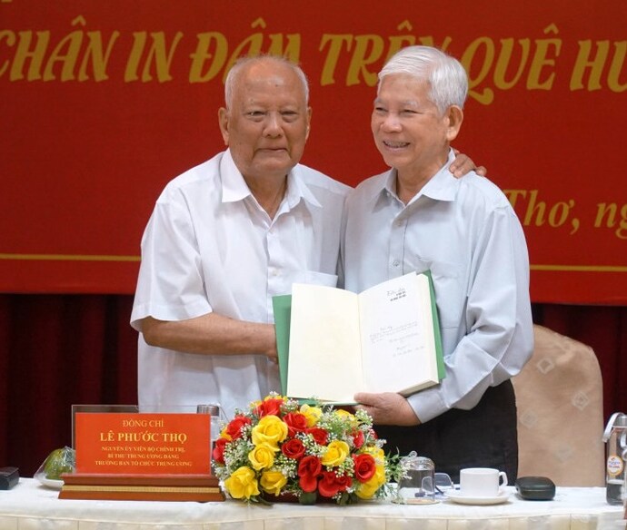 Nguyên Chủ tịch nước Nguyễn Minh Triết (phải) và ông Lê Phước Thọ trong buổi giới thiệu quyển sách 'Dấu chân in đậm trên quê hương, đất nước' vào năm 2020. (Ảnh: Duy Khôi)