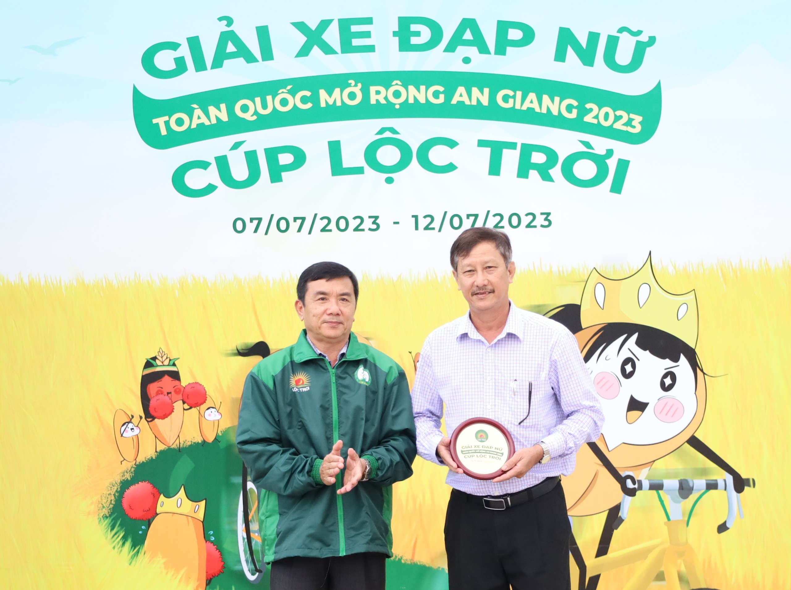 Ông Đào Sĩ Tuấn - Phó giám đốc Sở Văn hóa, Thể thao và Du lịch tỉnh An Giang trao tặng quà lưu niệm cho Ban tổ chức địa phương.