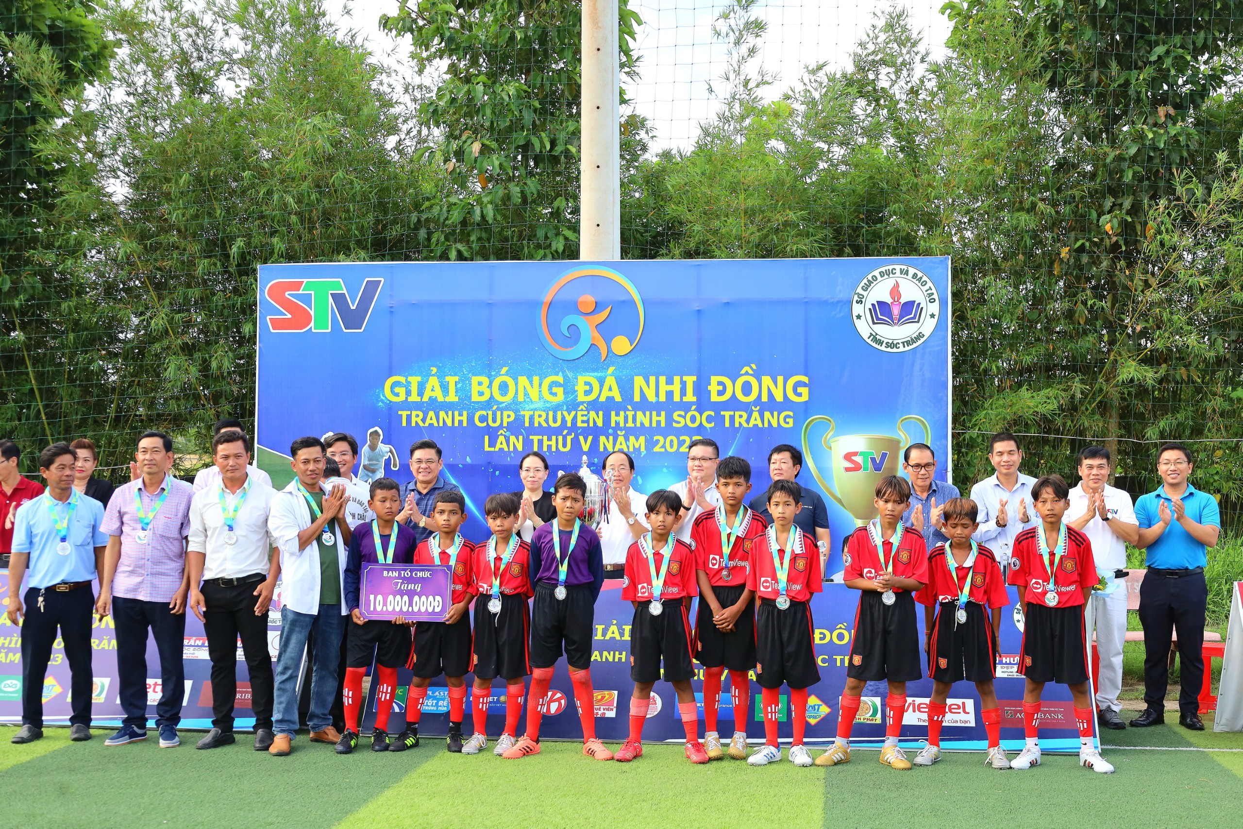 Trao thưởng cho đội Vĩnh Châu 1 giành Huy chương Bạc, tiền thưởng 10 triệu đồng, huy chương .