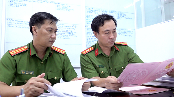 Lực lượng Công an kiểm tra giấy chứng nhận quyền sử dụng đất giả thu hồi của Hòa.