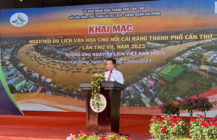 Ông Nguyễn Quốc Cường - Phó bí thư Quận uỷ, Chủ tịch UBND quận Cái Răng phát biểu khai mạc Ngày hội.