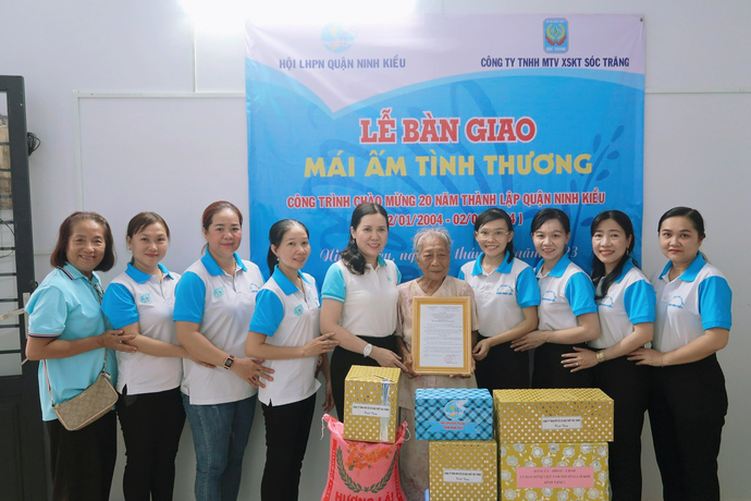 Bà Nguyễn Thị Hồng Nga – UV BCH Hội LHPN TP Cần Thơ, Chủ tịch Hội LHPN quận Ninh Kiều cùng các Hội viên trao quà cho bà Trần Thị An.