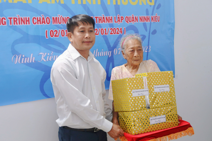 Đại diện đơn vị tài trợ Công ty TNHH MTV SXKT Sóc Trăng trao tặng căn nhà trị giá 50 triệu đồng cùng một số phần quà cho bà Trần Thị An.