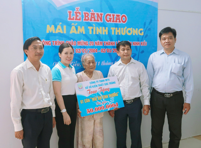 Đại diện lãnh đạo các cấp, quý nhà tài trợ trao bảng tượng trưng cho bà Trần Thị An.