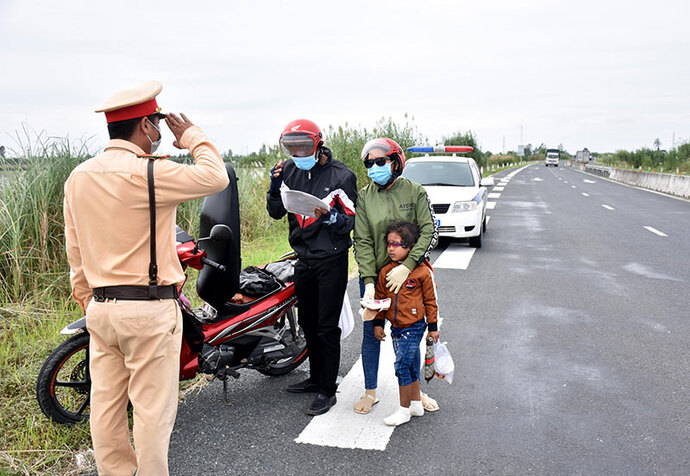 Cảnh sát giao thông Công an huyện Vĩnh Thạnh tuần tra, kiểm soát trật tự ATGT trên tuyến cao tốc Lộ Tẻ - Rạch Sỏi.
