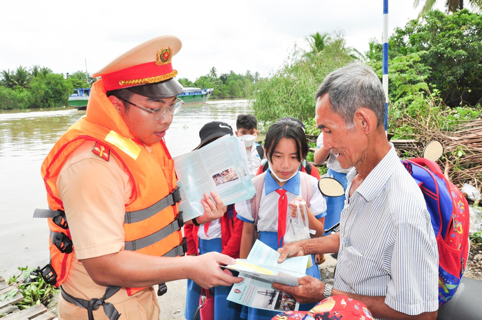 Công an TP Cần Thơ phát tờ rơi tuyên truyền pháp luật về ATGT đến người dân. Ảnh: Công an TP Cần Thơ